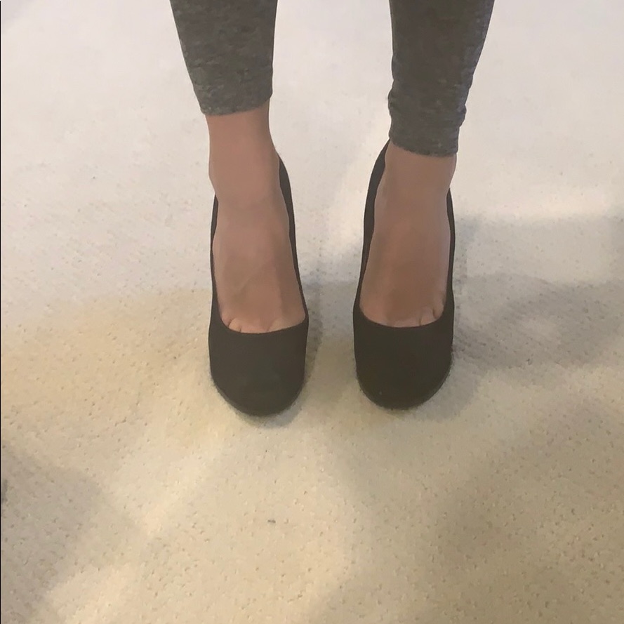 Black Pumps With Rounded Toe